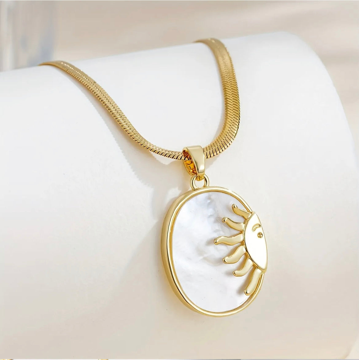 White Sun Shell Pendant Necklace