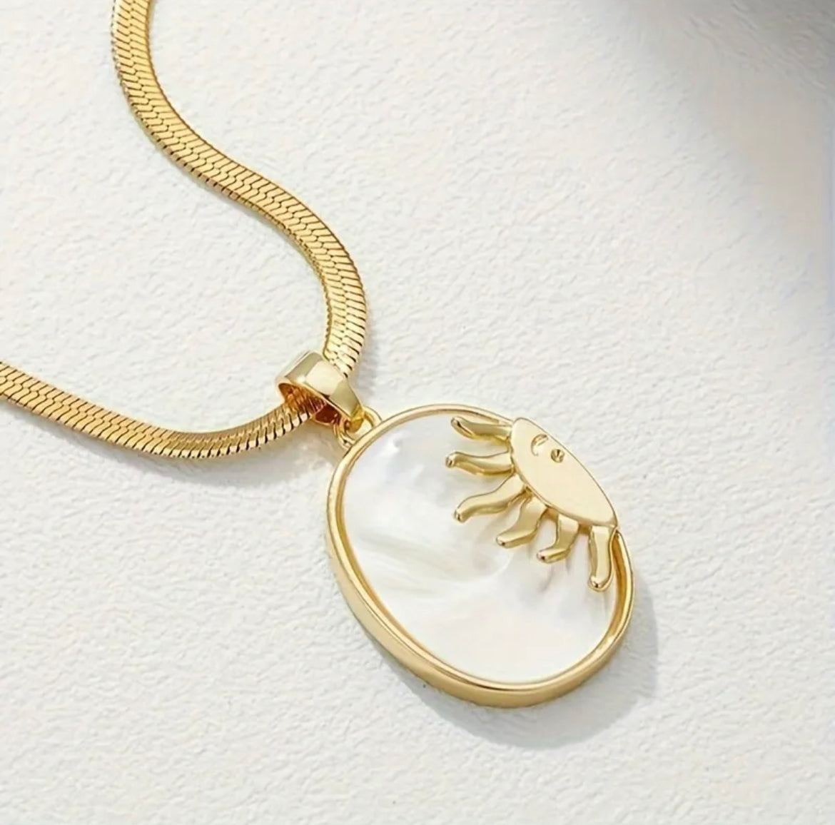 White Sun Shell Pendant Necklace