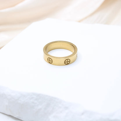 Lux Cross Ring