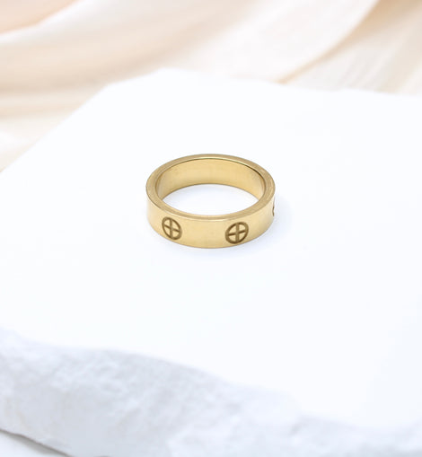 Lux Cross Ring